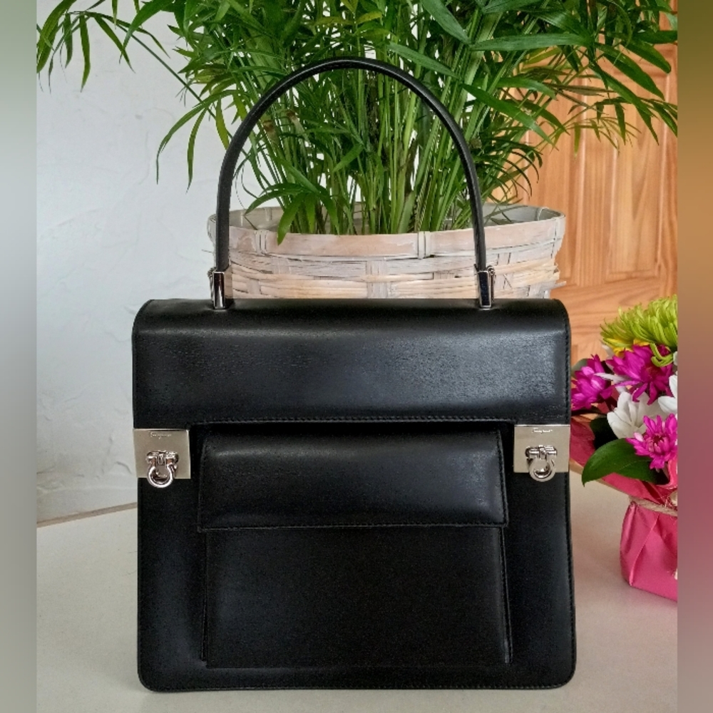 Salvatore Ferragamo, The Nero, Vintage Italian Leather Shoulder Bag - Picture 4 of 16